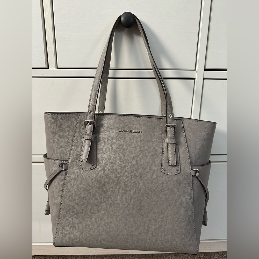 Micheal kors voyager shoulder bag